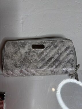 Max Edition Metallic Silver Quilted Zip Wallet